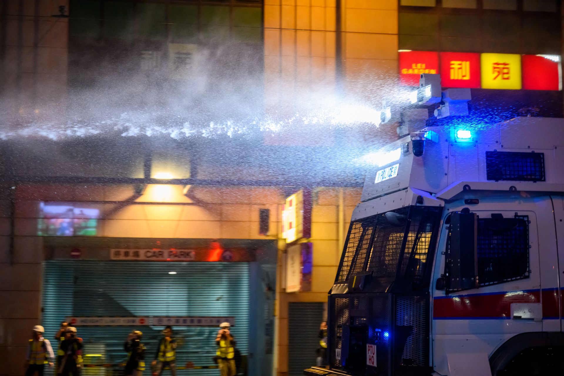 高雄大社鐵皮工廠深夜惡火 烈焰伴隨爆裂聲 疑蚊香釀災無人傷亡