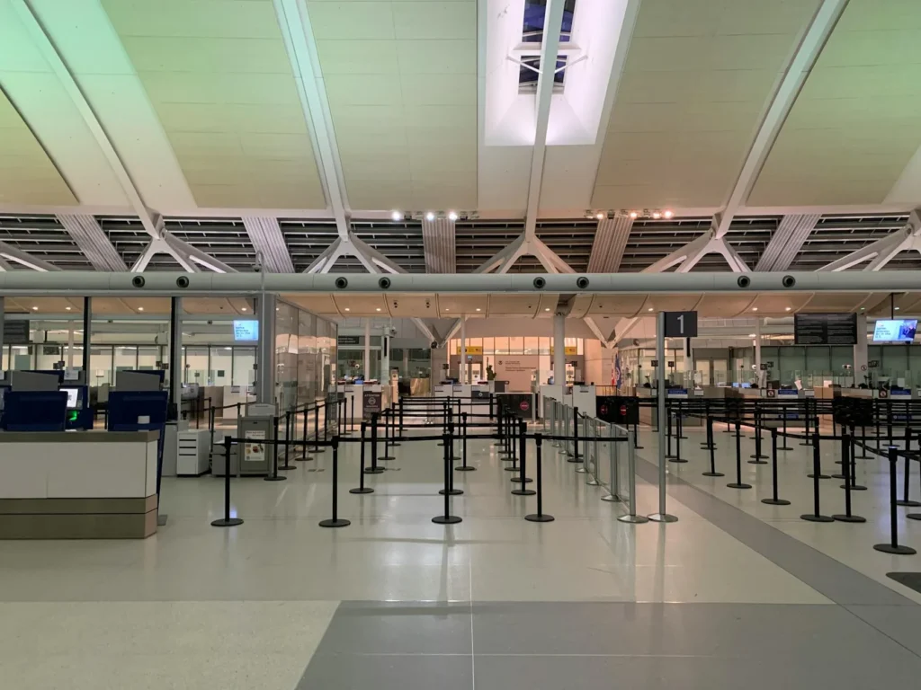 登機身分查核出包旅客搭錯班機引發飛安關注
