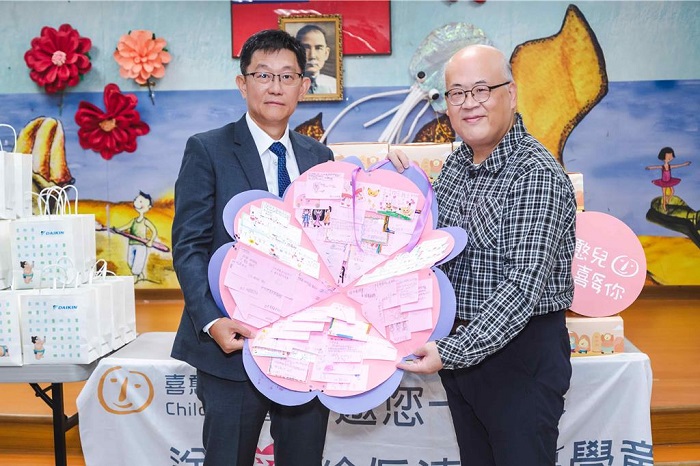 野柳國小邱華璋校長(右)贈送學生感謝卡片給和泰大金陳永澤總經理。(圖/和泰大金提供)