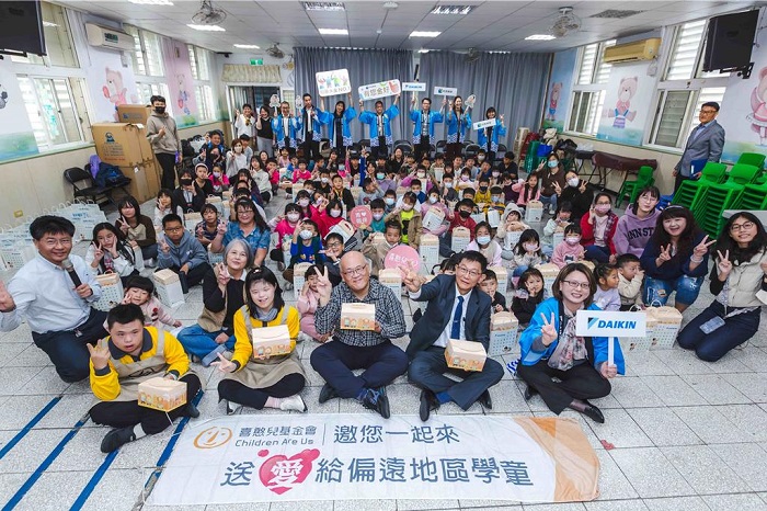 和泰大金偏鄉送愛活動與野柳國小師生大合照。(圖/和泰大金)