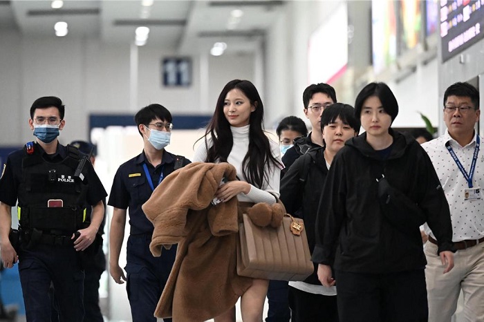 TWICE成員首度合體來台開唱,21日下午抵達高雄小港機場。(圖/中時新聞網臉書)