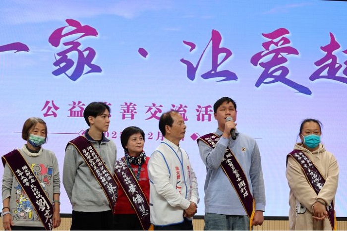 活動於上海市兒童醫院門診大樓多功能會議室登場,為每位癌童送上禮物及周大觀遺作《我還有一隻腳》。圖/周大觀文教基金會提供