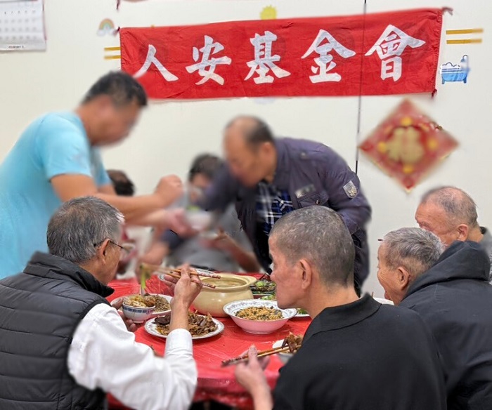 人安基金會大寒前圍爐禦寒揪寒士試吃七道開運年菜。（圖/人安基金會提供）