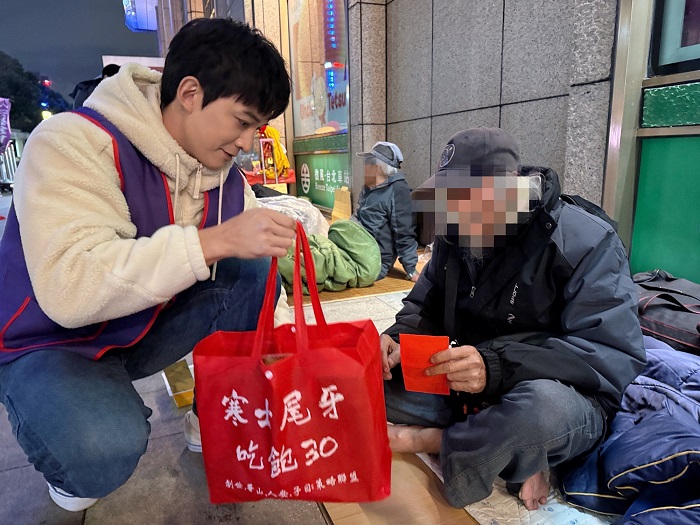 王家梁走進台北車站,與人安基金會義工夜訪送禮。
(圖/人安基金會提供)