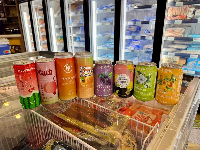 「台味金曲之夜」現場免費供應各農會含酒精及無酒精的特色飲品。未滿18歲禁止飲酒。(圖片提供/農業部)